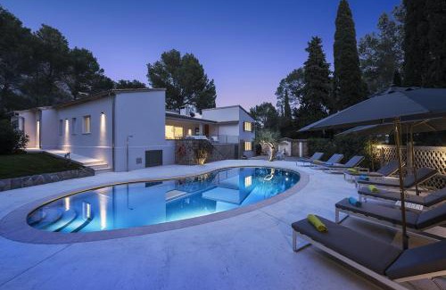 Urbanitzacio la Font Villa | Explore Can Rueda: Family-Friendly with Inviting Pool