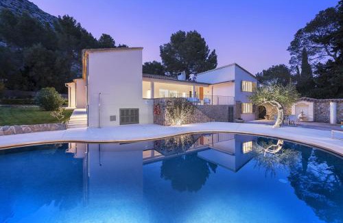 Urbanitzacio la Font Villa | Explore Can Rueda: Family-Friendly with Inviting Pool
