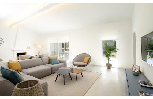 Urbanitzacio la Font Villa | Explore Can Rueda: Family-Friendly with Inviting Pool
