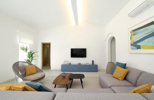 Urbanitzacio la Font Villa | Explore Can Rueda: Family-Friendly with Inviting Pool