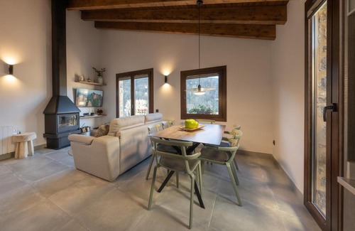 Vilallonga de Ter Ski Chalet | Discover Can Sunyer: Pet-Friendly Retreat with 9.7 Rating