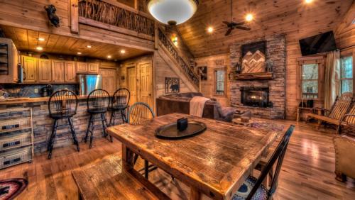 Morganton House | Experience Can't Bear To Leave: Pet-Friendly Getaway