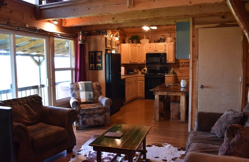 Eureka Springs Cabin | Cozy Can-U-Canoe Riverview Cabin with River Views & Spa