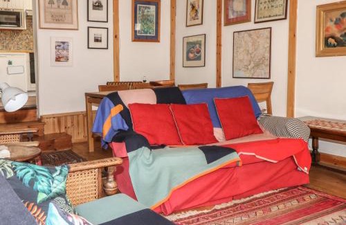 Beddgelert House | Pet-Friendly Stay at Can Yr Afon - 4-Star Experience