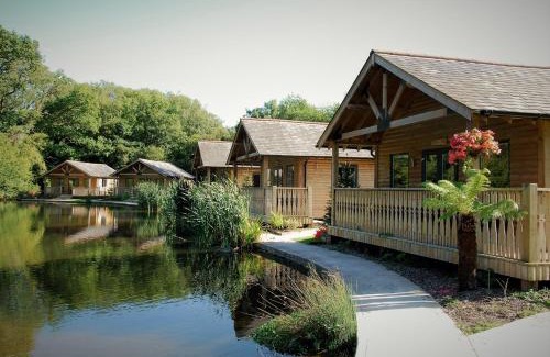 Nantgarw Hotel | Discover Canada Lodge and Lake: Family-Friendly Retreat