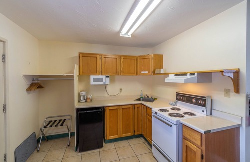 Cache Creek Hotel | Discover Canada's Best Value Desert Inn & Suites Cache Creek