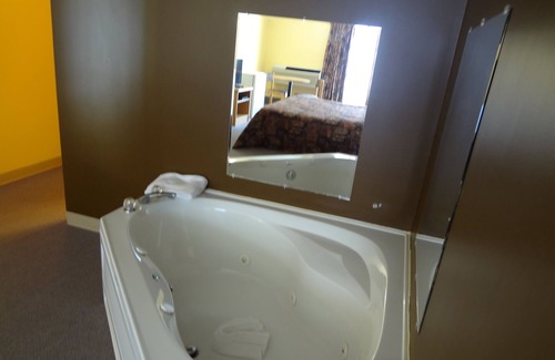 Kapuskasing Hotel | Highly Rated Park Inn Motel with Family-Friendly Amenities