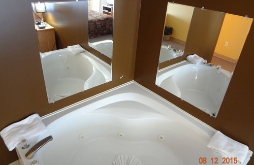 Kapuskasing Hotel | Highly Rated Park Inn Motel with Family-Friendly Amenities