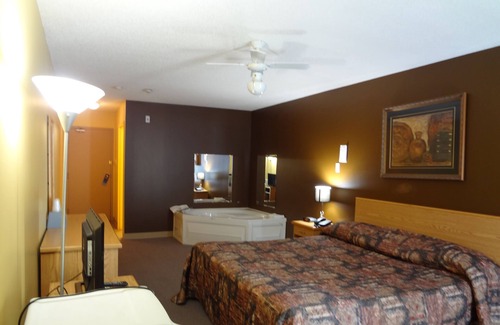 Kapuskasing Hotel | Highly Rated Park Inn Motel with Family-Friendly Amenities