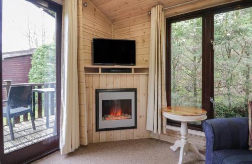 Keswick House | Cozy Canadian Cabin 37: Pet and Child Friendly Retreat