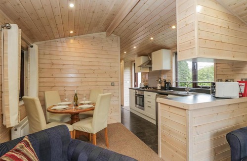 Keswick House | Cozy Canadian Cabin 37: Pet and Child Friendly Retreat