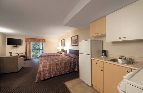 Newton Hotel | Discover Canadian Inn: Family-Friendly with Spa & Breakfast