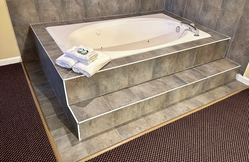 Newton Hotel | Discover Canadian Inn: Family-Friendly with Spa & Breakfast