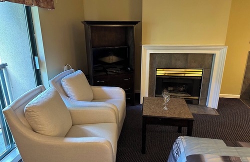 Newton Hotel | Discover Canadian Inn: Family-Friendly with Spa & Breakfast