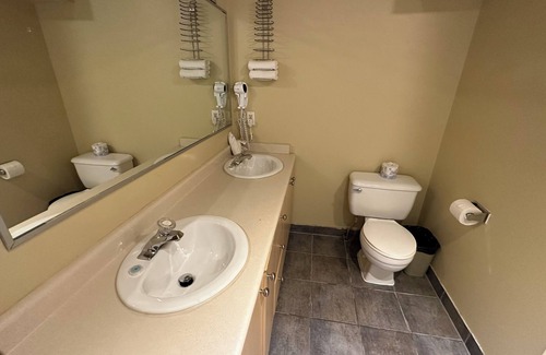 Newton Hotel | Discover Canadian Inn: Family-Friendly with Spa & Breakfast