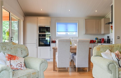 Rowrah Cottage | Timber Lodge Retreat with Alpaca Views & Oceanfront Access