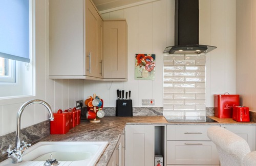 Rowrah Cottage | Timber Lodge Retreat with Alpaca Views & Oceanfront Access