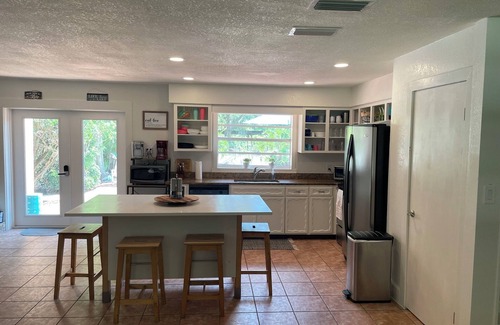 Tavares House | Charming Canal Front Pool Home at Dora Chain of Lakes