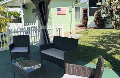 Water Front Park House | Perfect Canal Front Escape: Kayaks & Fishing Nearby!
