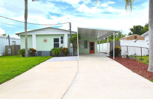 Water Front Park House | Perfect Canal Front Escape: Kayaks & Fishing Nearby!