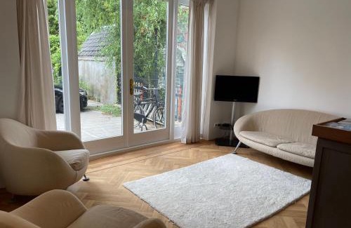 Gouda Apartment | Historic Canal House in Gouda's Center - Family-Friendly Stay