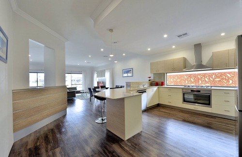 Wannanup House | Canal Sunset: Pool Table, WIFI & Cinema Room Awaits!