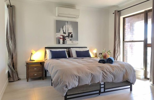 Newport House | Elegant Canal View Escape in Newport - Family Friendly Stay