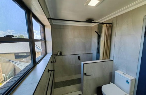 Newport House | Elegant Canal View Escape in Newport - Family Friendly Stay
