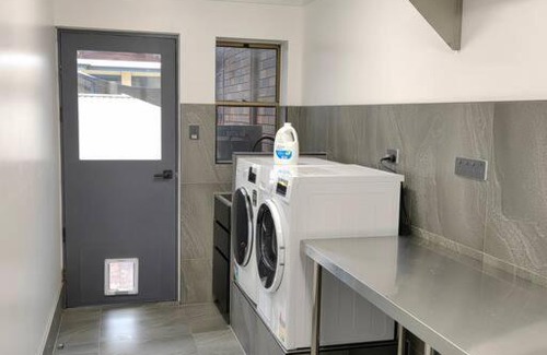 Newport House | Elegant Canal View Escape in Newport - Family Friendly Stay