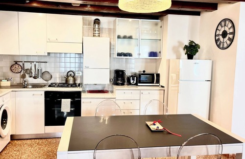 Cannaregio Apartment | Canal View: Guest Rated 9.8 with Pet-Friendly Amenities