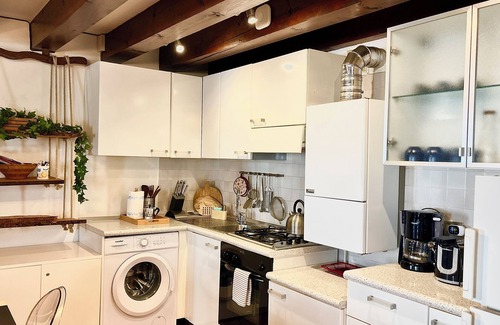 Cannaregio Apartment | Canal View: Guest Rated 9.8 with Pet-Friendly Amenities