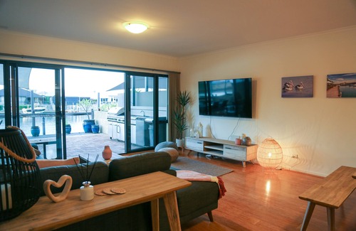 Halls Head House | Unforgettable Canal Views: Stay in Halls Head, Mandurah