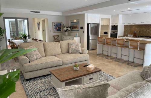 Mandurah House | Canal Vista: Oceanfront Bliss with Top Guest Ratings