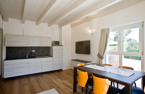 Peschiera del Garda City Centre Apartment | Elegant Canaletto Home: Guest Rated 9/10 & Family Friendly