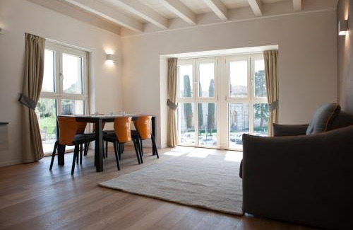 Peschiera del Garda City Centre Apartment | Elegant Canaletto Home: Guest Rated 9/10 & Family Friendly