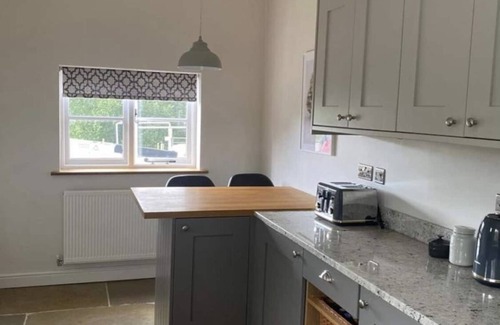 Himley Cottage | Experience Canalside Lock House: Ocean Views & Breakfast