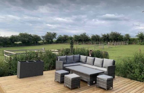 Himley Cottage | Experience Canalside Lock House: Ocean Views & Breakfast