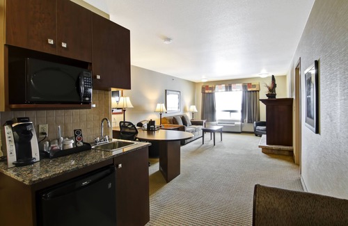 Camrose Hotel | Discover Canalta Camrose: Rated 9.2 with Pool & Spa