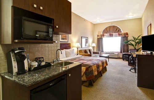 Camrose Hotel | Discover Canalta Camrose: Rated 9.2 with Pool & Spa