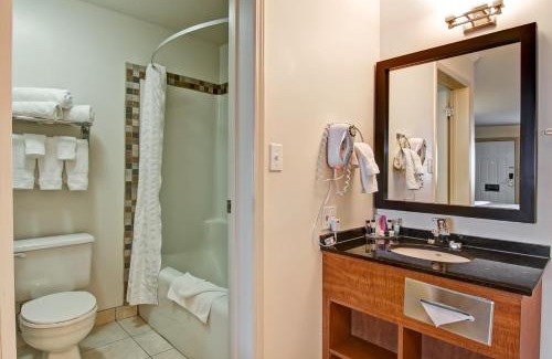 Drumheller Hotel | Pet-Friendly Retreat at Canalta Jurassic - Rated 8.3/10