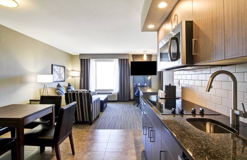 Kindersley Hotel | Top-Rated Canalta Kindersley: Pool, Spa & Family-Friendly