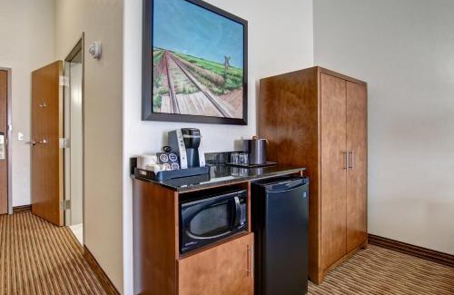 Selkirk Hotel | Explore Canalta Selkirk: Pet-Friendly Retreat with Pool