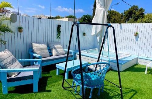 Netanya Apartment | Inviting Cancun Retreat with Breakfast & Hot Tub Access