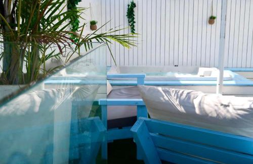 Netanya Apartment | Inviting Cancun Retreat with Breakfast & Hot Tub Access
