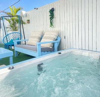 Netanya Apartment | Inviting Cancun Retreat with Breakfast & Hot Tub Access