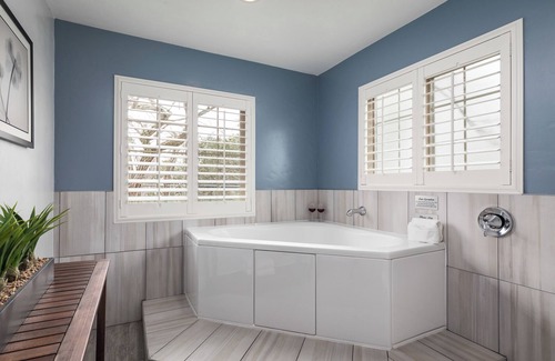 Northwest Carmel Hotel | Candle Light Inn: Guest Rated 9.2 with Spa & Dining
