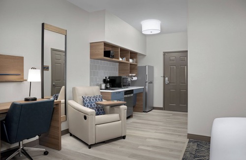 Parole Hotel | Comfortable Homestyle Suites with Family-Friendly Amenities