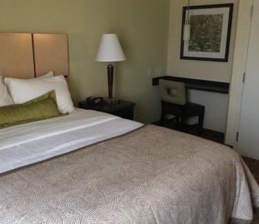 Bloomington Hotel | Comfortable Candlewood Suites Bloomington with Kitchen & Pool