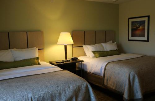 Bloomington Hotel | Comfortable Candlewood Suites Bloomington with Kitchen & Pool