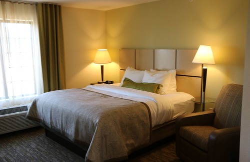 Bloomington Hotel | Pet-Friendly Candlewood Suites Bloomington with Pool and Spa